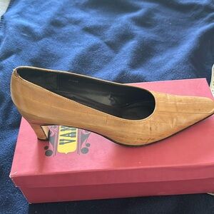 Classic vintage Vaneli pump